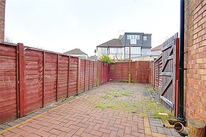 2 Bedroom Maisonette To Rent In Hertford Road, Enfield, Middlesex, EN3