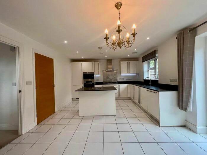 5 Bedroom Town House To Rent In Cunningham Drive, Uxbridge, Fl., UB10