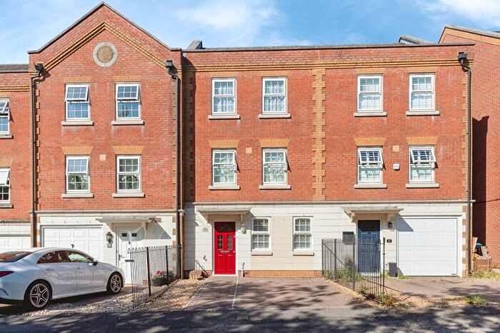 3 Bedroom Town House For Sale In St Georges Drive, Bournemouth, BH11