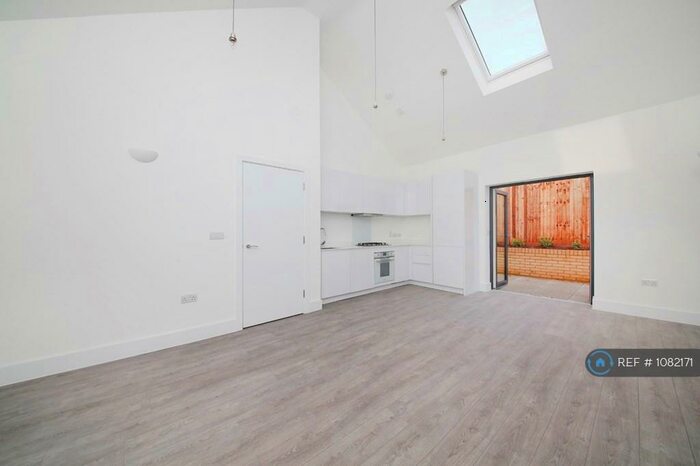 2 Bedroom Bungalow To Rent In Downsview Road, London, SE19