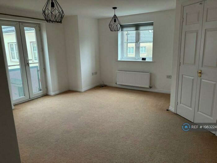 2 Bedroom Flat To Rent In College Way, Bristol, BS34