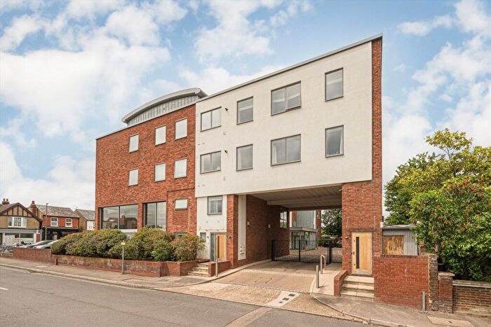 3 Bedroom Flat To Rent In Pemberton Road, East Molesey, KT8