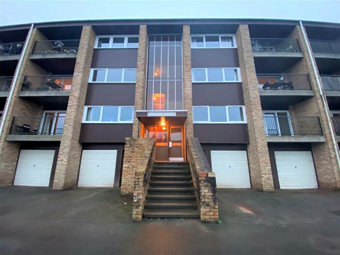 2 Bedroom Flat To Rent In Queens Court, Perth, PH2