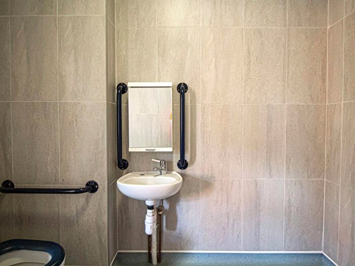 Apartment To Rent In Apt, Clarendon House #, LS2