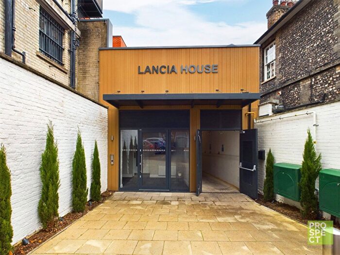 2 Bedroom Flat To Rent In Park Street, Maidenhead, Berkshire, SL6