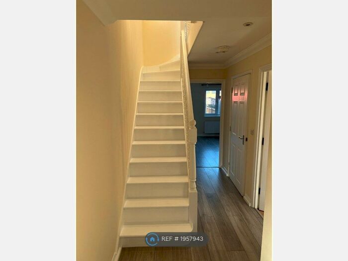 2 Bedroom End Of Terrace House To Rent In Gloucester Avenue, East