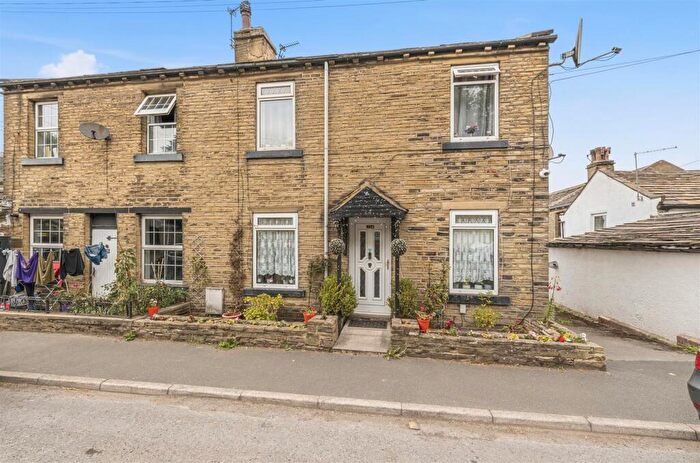 3 Bedroom Semi-Detached House For Sale In Dewsbury Road, Elland, HX5