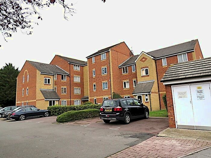 2 Bedroom Flat To Rent In Burket Close, Southall, UB2