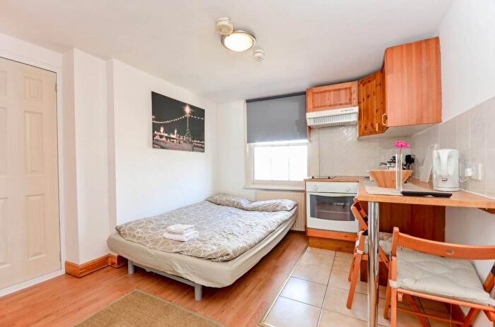 Studio To Rent In West Cromwell Road, Earls Court, London, SW5