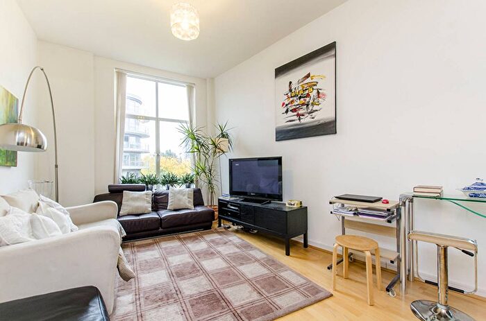 3 Bedroom Flat To Rent In Wallis House, South Ealing, Brentford, TW8