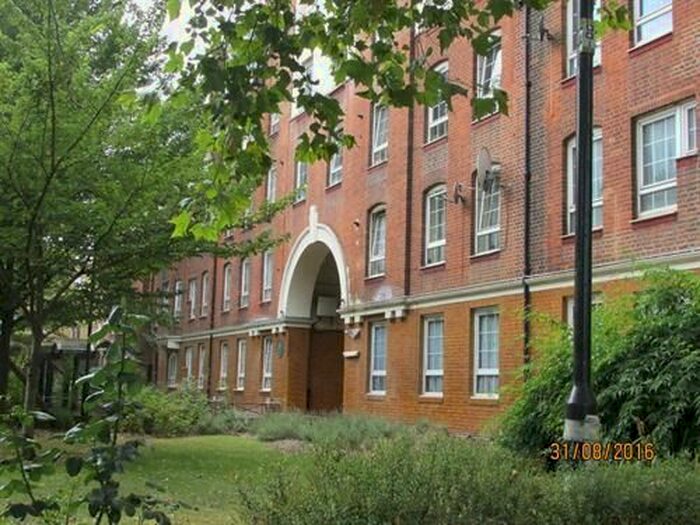 2 Bedroom Flat To Rent In Renton Close, Brixton Hill, London, SW2