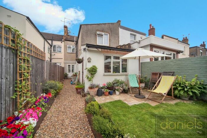 2 Bedroom Ground Flat To Rent In Burns Road, Harlesden, London, NW10