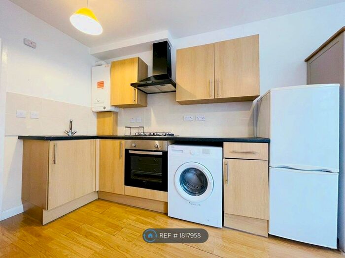 Studio To Rent In Stoke Newington High Street, London, N16