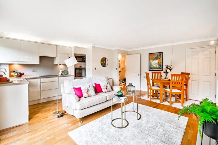 2 Bedroom Flat For Sale In High Road, Loughton, IG10