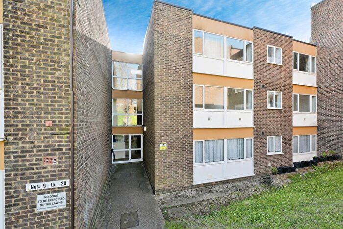 1 Bedroom Flat For Sale In Hillside, Hoddesdon, EN11