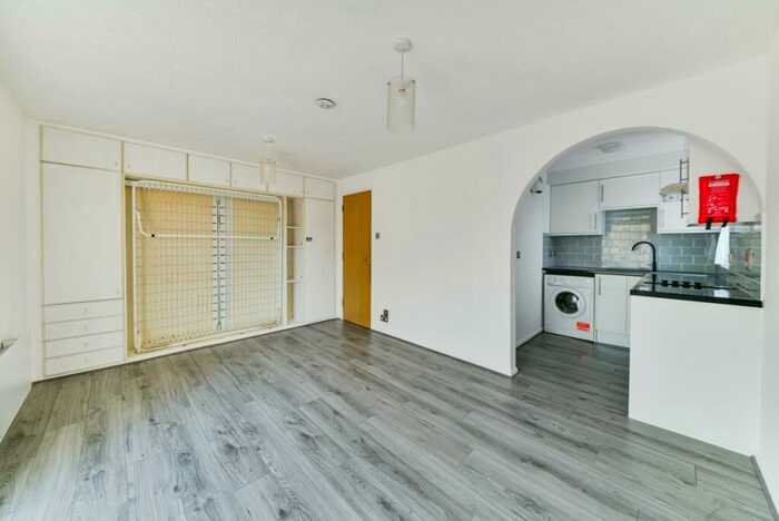 Studio To Rent In Godolphin Close, Palmers Green, N13