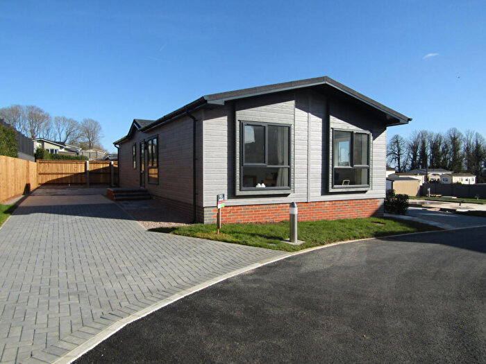 2 Bedroom Park Home For Sale In Swindon, Wiltshire, SN25