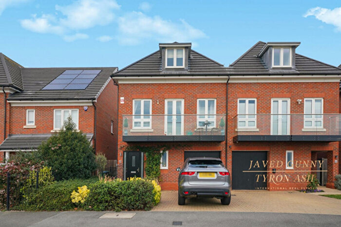 4 Bedroom Semi Detached House For Sale In Holland Gardens, London, SE9