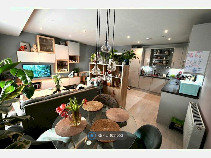 1 Bedroom Flat To Rent In Fairbanks House, Isleworth, TW7