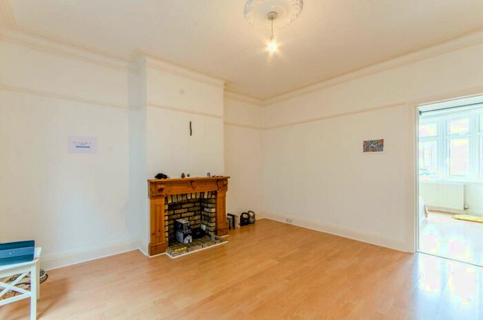 2 Bedroom Flat To Rent In Devonshire Road, Mill Hill East, London, NW7