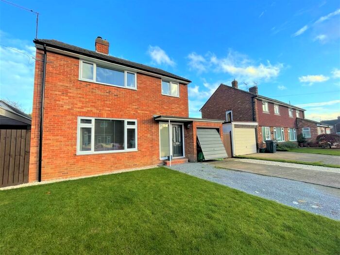 3 Bedroom Detached House To Rent In Long Gore, Godalming, GU7