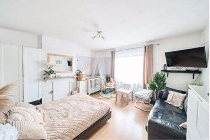 1 Bedroom Apartment For Sale In Cambridge Road, Kingston Upon Thames, KT1