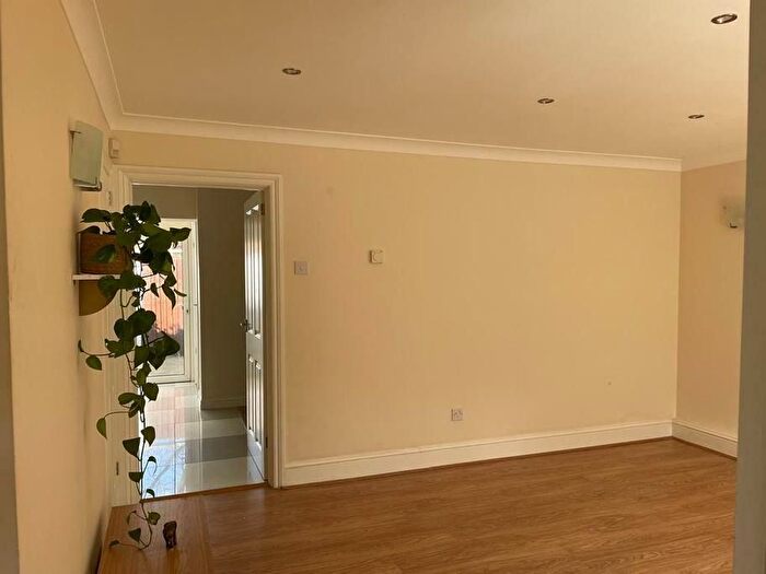 2 Bedroom End Of Terrace House To Rent In West Gardens, London, E1W