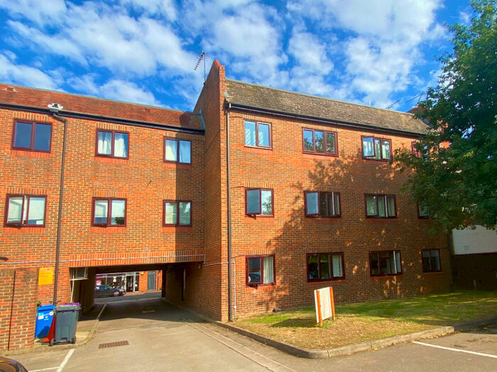 1 Bedroom Flat To Rent In Gainsborough Court, Farnborough, GU14