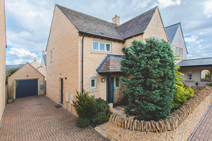 4 Bedroom Detached House For Sale In Old Railway Close, Lechlade, GL7