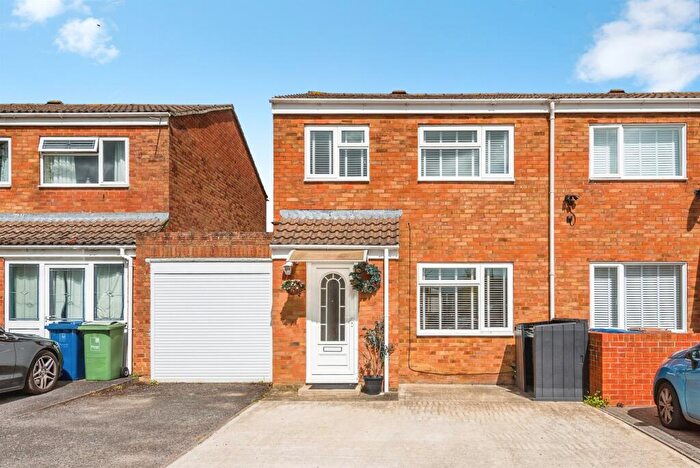 3 Bedroom Semi Detached House For Sale In Kennedy Close, Oxford, OX4