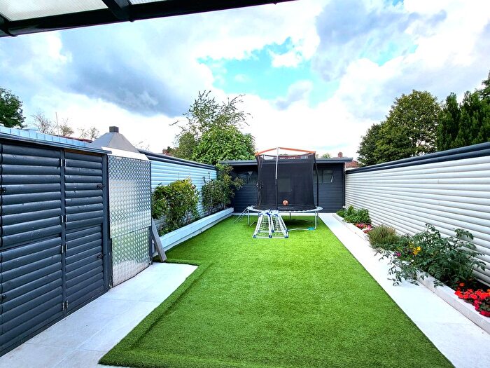 2 Bedroom Flat To Rent In Oakdene Road, Watford, WD24