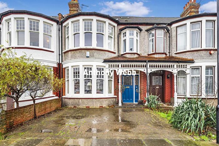4 Bedroom House For Sale In The Grove, Palmers Green, N13