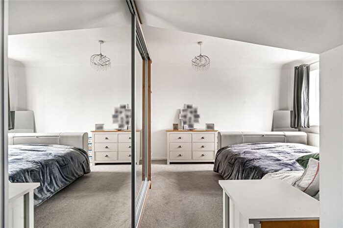 1 Bedroom Flat For Sale In Kingsway, Woking, Surrey, GU21