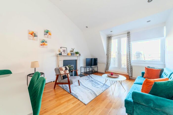 3 Bedroom Flat To Rent In Earls Ct Square, London, SW5