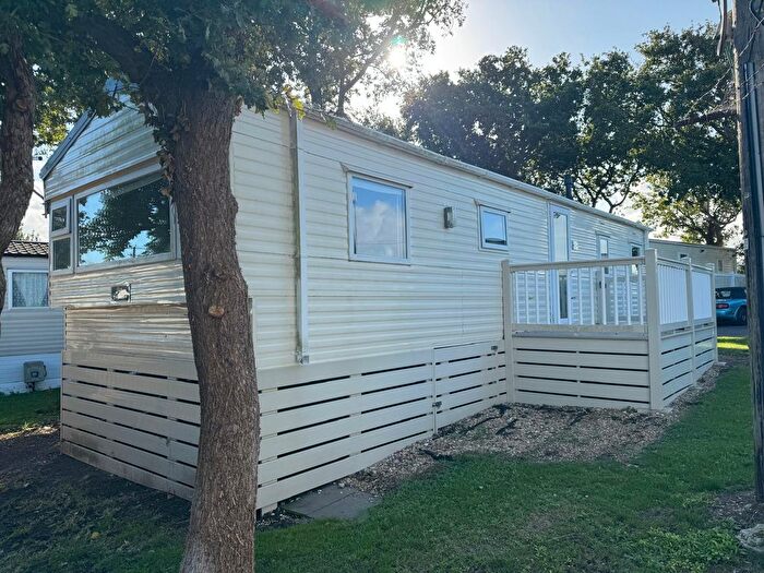 2 Bedroom Mobile/park Home For Sale In Hook Lane, Warsash, Southampton, SO31