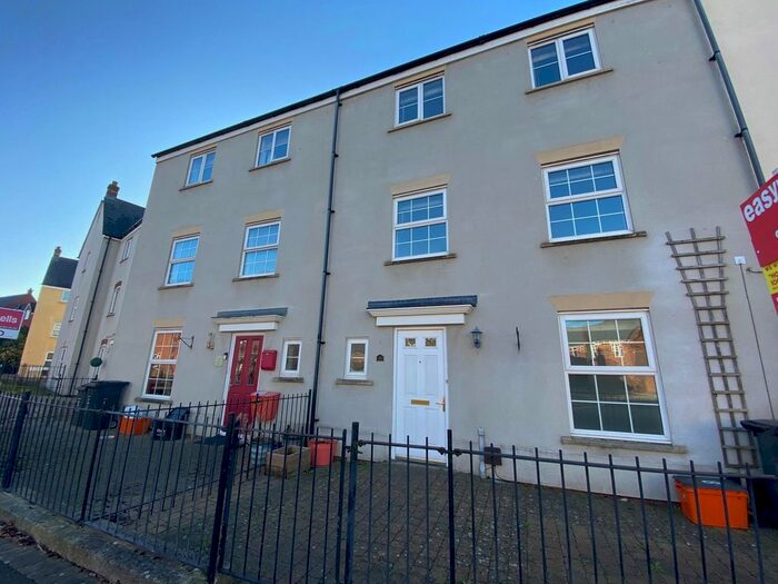 3 Bedroom Property To Rent In Redhouse Way, Swindon, SN25