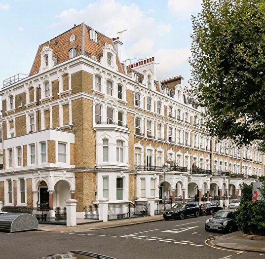 2 Bedroom Flat For Sale In Redcliffe Square, London, SW10