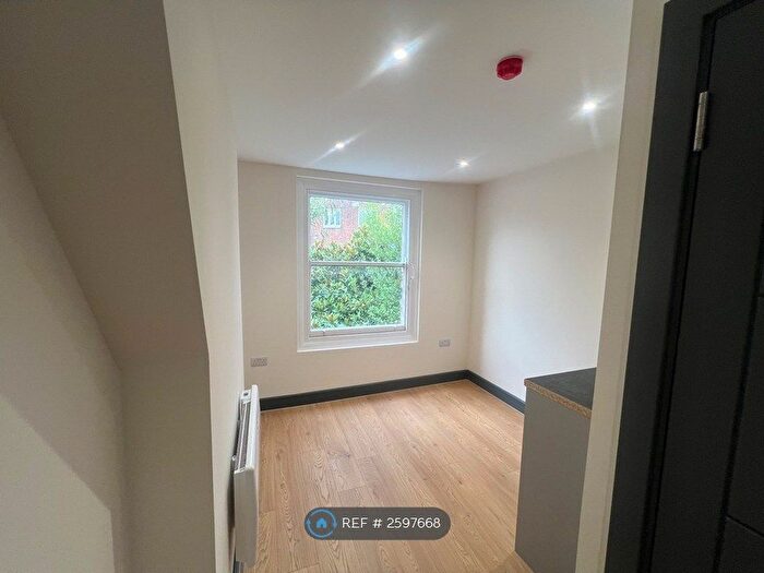 Studio To Rent In Oakford Road, London, NW5