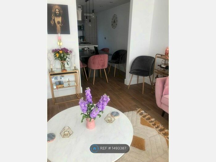 3 Bedroom Maisonette To Rent In Wood Lane, London, W12