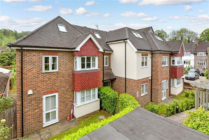 2 Bedroom Flat For Sale In Outwood Lane, Chipstead, Surrey, CR5
