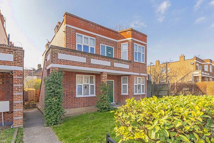 2 Bedroom Flat To Rent In Meadway, Twickenham, TW2