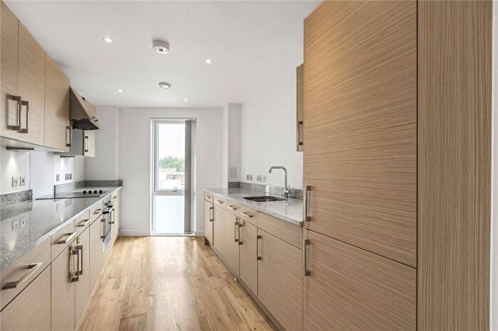 3 Bedroom Apartment To Rent In Godfrey Place, Shoreditch, London, E2
