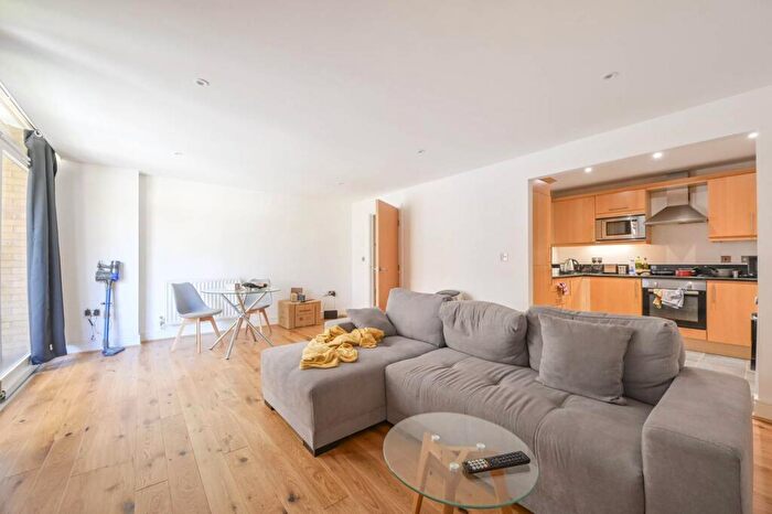 2 Bedroom Flat To Rent In Cassilis Road, Canary Wharf, London, E14