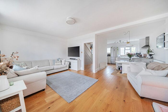 3 Bedroom Flat For Sale In Queens Road, Weybridge, KT13