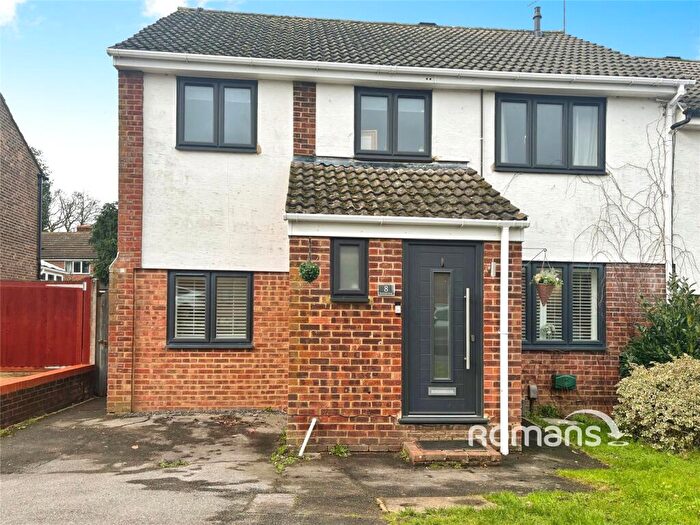 4 Bedroom Semi Detached House For Sale In Betjeman Walk, Yateley, Hampshire, GU46