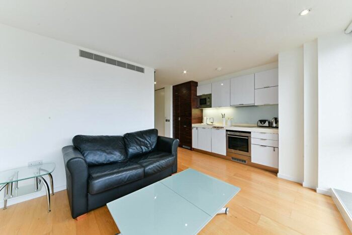 Flat To Rent In Ontario Tower, Fairmont Avenue, E14