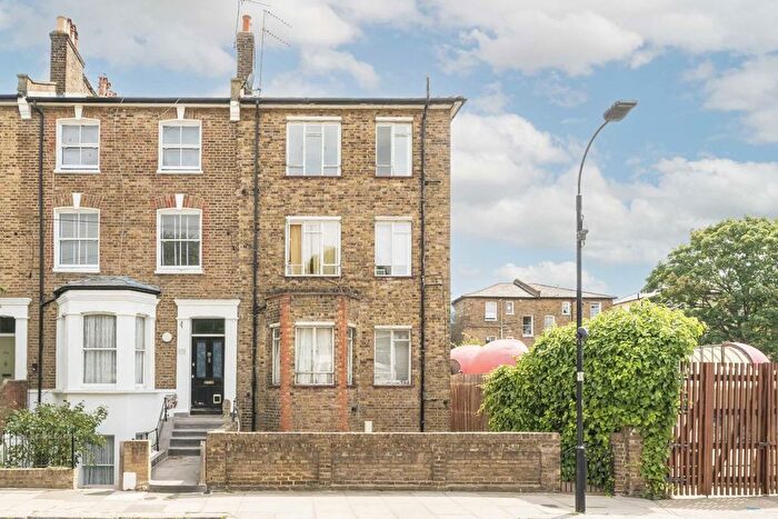 2 Bedroom Flat To Rent In Cathnor Road, Shepherd's Bush, W12
