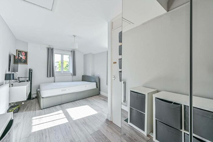 1 Bedroom Flat To Rent In Fitzalan Street, Vauxhall, London, SE11