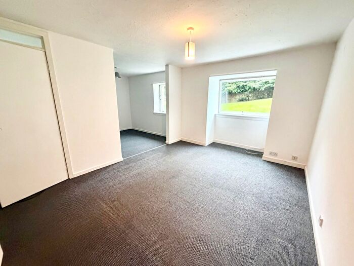 2 Bedroom Flat To Rent In Lulworth Court, Dundee, DD4