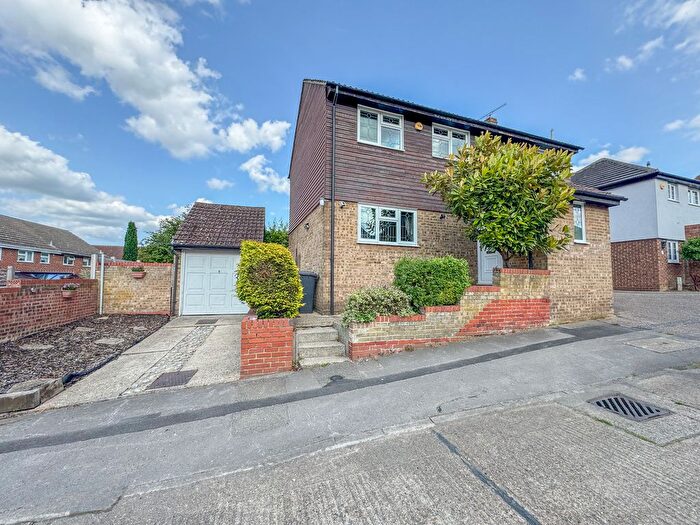 4 Bedroom Detached House For Sale In Barnwell Drive, Hockley, SS5